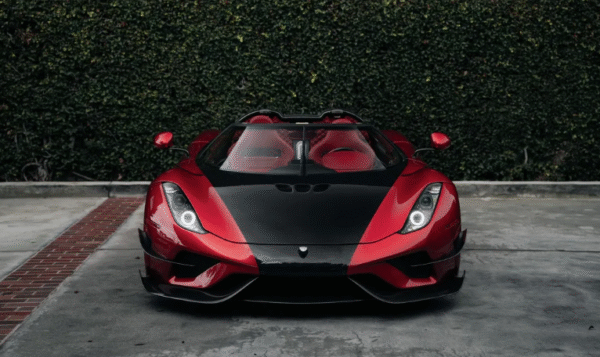 alt="Koenigsegg Regera 2021 exterior en color azul con llantas de carbono"